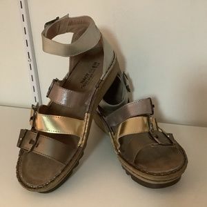 Naot “Begonia”, sz 39, sandal, pewter leather/gold leather/silver leather